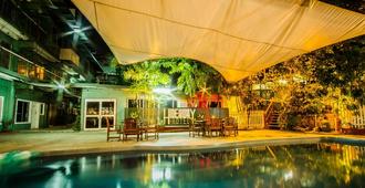 The Hideaway Hotel - Puerto Moresby - Piscina