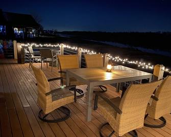 Grafton Getaway-Riverhouse....A Waterfront Property With Bike Trail In Backyard - Grafton - Patio