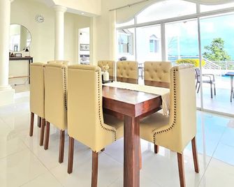 The Downhill Tagaytay Resort - Tagaytay - Matsal