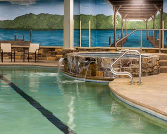La Quinta Inn & Suites by Wyndham Lake George - Lake George - Pool