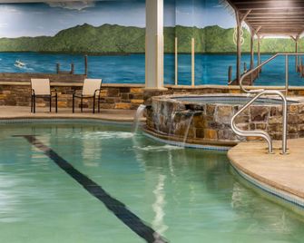 La Quinta Inn & Suites by Wyndham Lake George - Lake George - Piscine