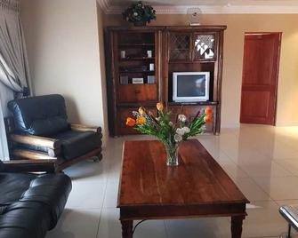 Ekuthuleni Guest house vosloorus - Boksburg - Living room