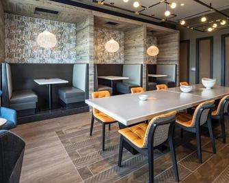 Steps to Bethesda Metro | Easy travel to DC | Metro Nearby |by GLS - Bethesda - Restaurant