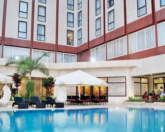 Djeuga Palace Hotel 4 - Yaundé - Piscina