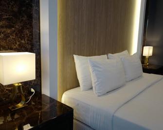 Chaisaeng Palace Hotel - Sing Buri - Bedroom