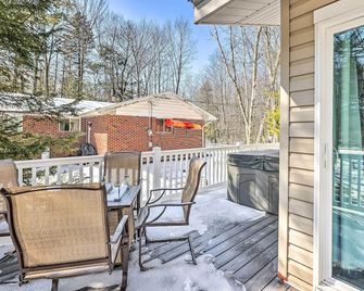 12 Mi to Ski Home with Hot Tub in Arrowhead Lake - Pocono Pines - Balcón