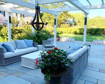 Truly unique stay riverfront cottages w/ pool, beach, gardens and vineyards - King George - Patio