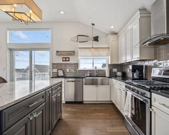 Basin Breeze Cottage Ac Decks Water Views - Newburyport - Küche
