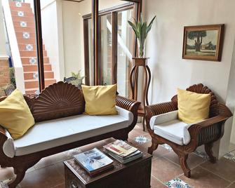 Casa Roces - Legazpi City - Sala de estar
