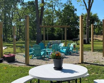 Purple Tiny House with Fire pit & Nature - Cape Girardeau - Patio