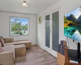 The Shack Rainbow Beach - Pets Welcome - Fully Fenced - Close to Beach - Rainbow Beach - Huiskamer