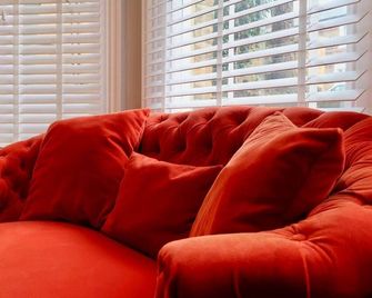 Refurbished! Townhouse Studio Apartment - Twickenham - Living room