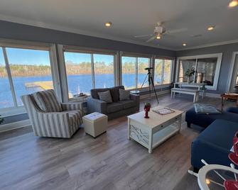 Private Oasis w/Pool, Kayaks, Dock, and Stocked Bass Waiting to be Caught! - Dunn - Obývací pokoj
