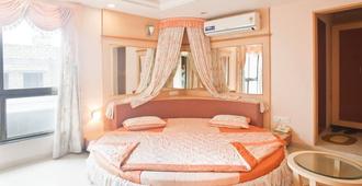Hotel Natraj - Porbandar - Bedroom