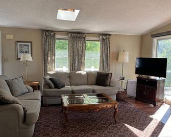 3 Bedroom home w/ lake and mountain views near skiing, and cultural attractions! - Pittsfield - Living room
