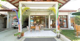 Komodo Lodge - Labuan Bajo - Receptionist