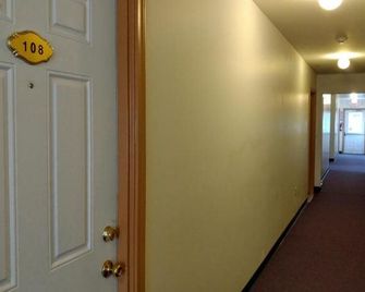 Stay Inn And Suites - Niagara Falls - Hallway