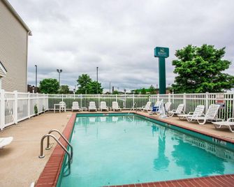 Quality Inn & Suites - Mount Juliet - Pool