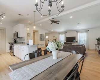 The Happy Bungalow | 3 Bed, 2 Bath - Greenville - Dining room