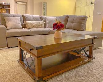 Luxurious retreat beside the picturesque hills - Kelowna - Living room