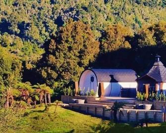 Viking Hut Thor Set Amid Rainforest w/Hot tub - Greymouth - Building