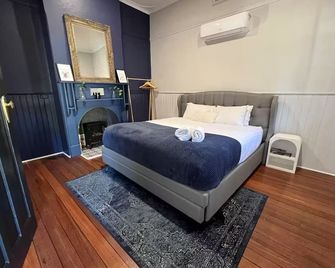Cosy 1935 Broadway Cottage Airport/ Cbd/ Train/ Cafes/ Wineries Nearby - Bassendean - Habitación