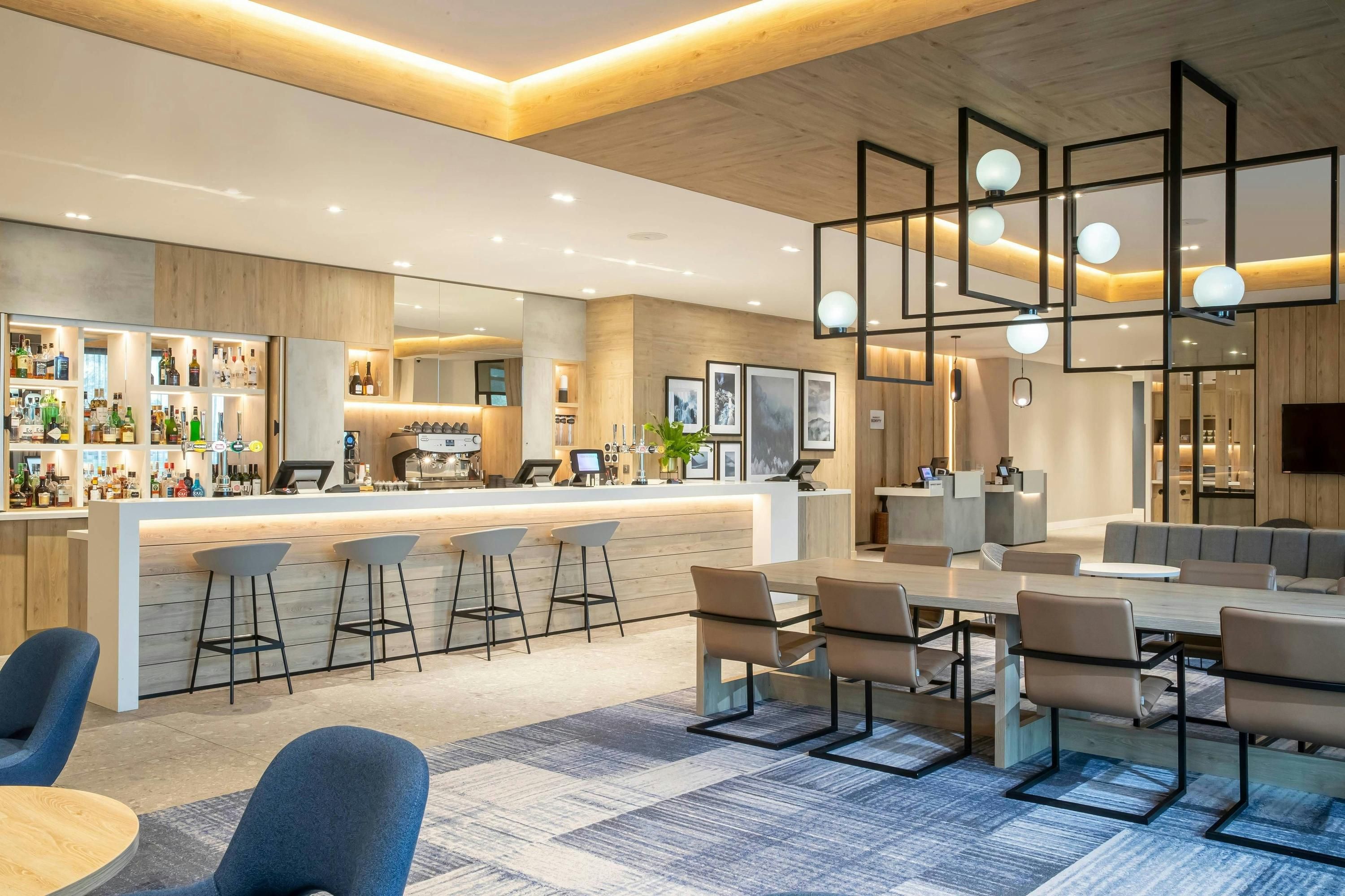 كورتيارد باي ماريوت إنفرنيس أيربورت - إينفيرنيس - بار