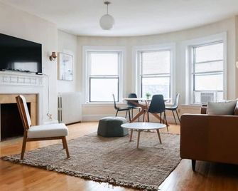 Stunning 1BR Steps to Fenway - بوسطن - غرفة معيشة