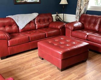 Swamp Rabbit Retreat - Travelers Rest - Living room