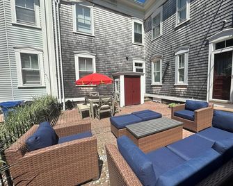 Unique 3rd Floor Loft 1 Queen Bed/ 1 Twin Bed/ 1 Bath/ Pullout Sofa/ Dog Friendly - Newport - Patio
