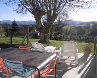 Gîte in the heart of the Basque Country on a working farm - Hélette - Patio