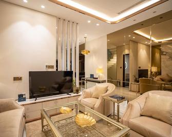 Luxury houseRegal Lakesidenear Beach,Quiet,Fresh - Da Nang - Living room