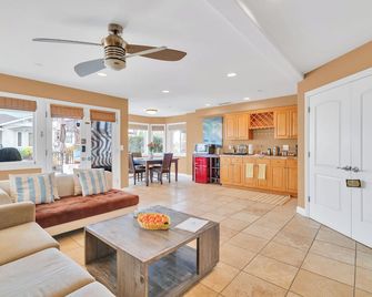 Cozy Beach Living with Large Patio & Garage Parking - Sleeps 4 - Manhattan Beach - Living room