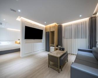 Brown Dot Hotel Pyeonghwa plaza - Mokpo - Wohnzimmer