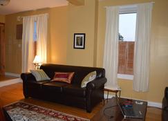 Stay for a month in a charming heritage home in Charlottetown close to downtown! - Charlottetown - Living room