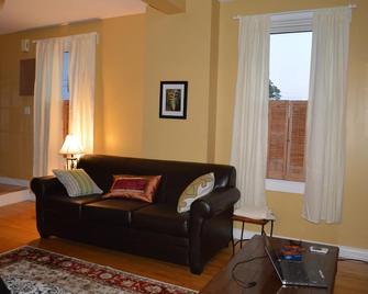 Stay in a charming heritage home in Charlottetown close to downtown! - Charlottetown - Sala de estar