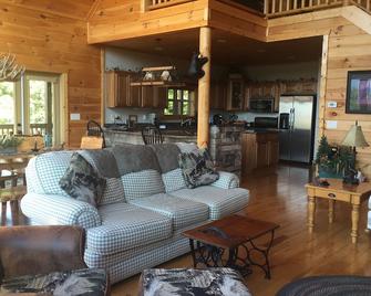 Almost Heavenin Blairsville, Ga - Young Harris - Living room