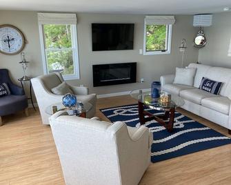 Recently renovated Keuka Lake Cottage. - Keuka Park - Living room