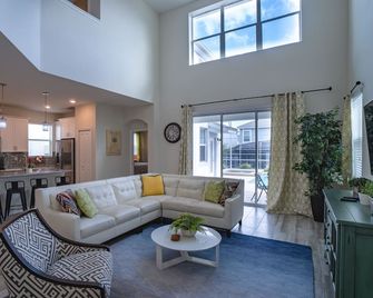 Magical Retreat 5br Pool & Spa Near Disney - Davenport - Wohnzimmer