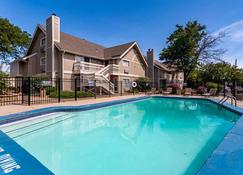 Downtown Wichita Apartments - Wichita - Piscina