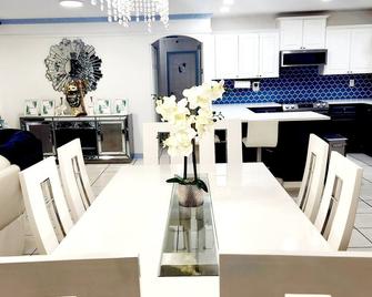 Serenity, Private Room: Desk & Gym + Free Parking - Homestead - Dining room