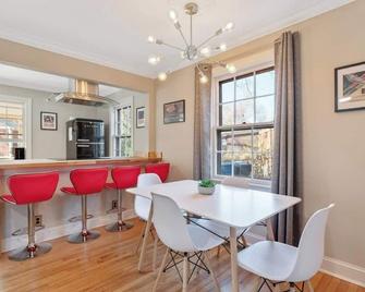 Retro Retreat | Near Heart of Downtown | King - Raleigh - Salle à manger