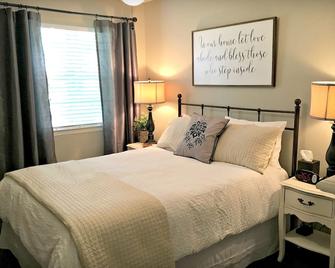 1 mile to campus - Relaxing Duplex - Sleeps 6 or up to 11 - College Station - Bedroom