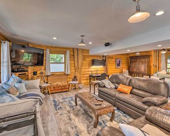Cozy Wisconsin Studio, 11 Mi to Lake Geneva! - Burlington - Living room