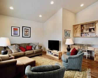 Upper Ranch - 100 Acre Mountain Views - Whitehall - Sala de estar