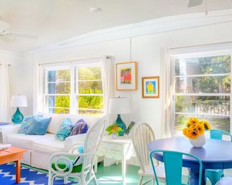 Blues Away Coastal Cottage - Tybee Island - Living room