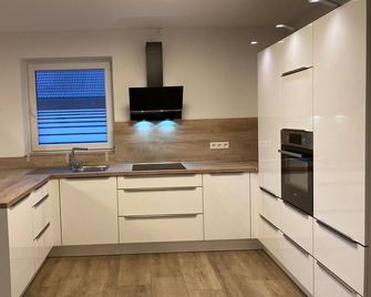 Ruhig gelegene EG-Neubauwohnung & Garten, überdachte Terrasse, Insektenschutz, Fußbodenheizung, EBK für max 7 Personen - Südlohn - Kitchen