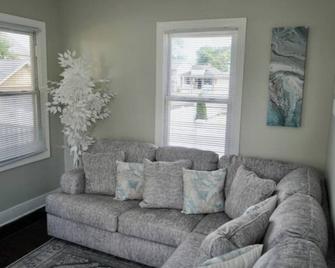 Sunset Bliss + Near Asbury Park Beach and Downtown - Neptune - Living room