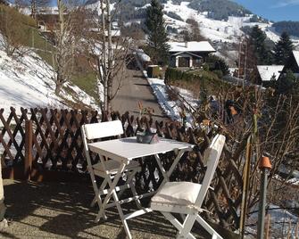Comfortable mountain flat in Château d'Oex, sleeps 2 - Château-d'Oex - Patio