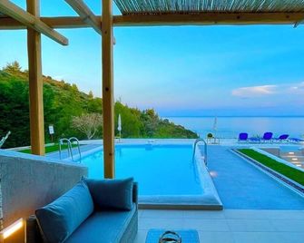 Koumaros Aparthotel - Loutra
